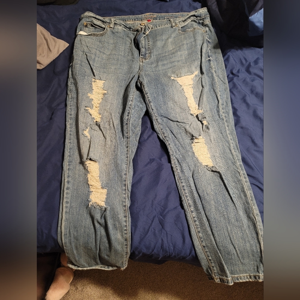 Distressed skinny jeans